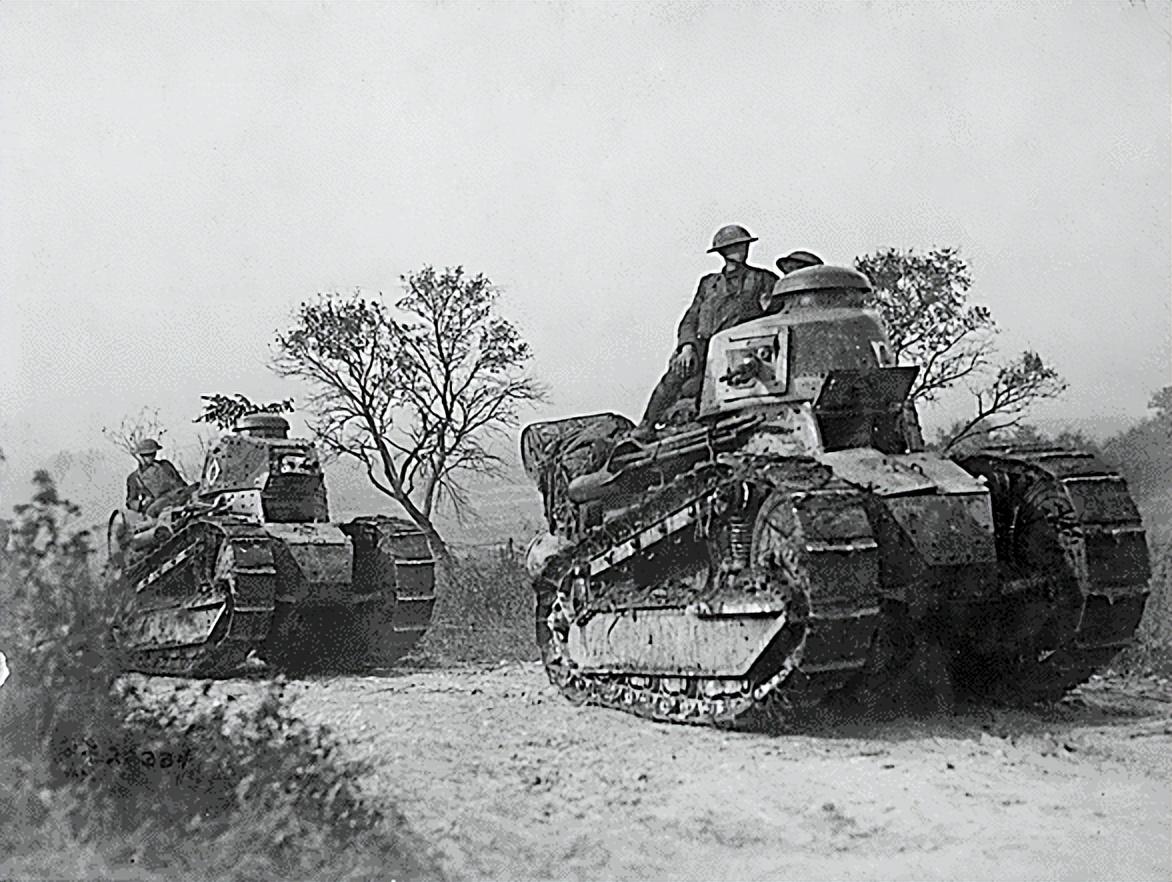 二战法国的各类坦克，为打赢堑壕战而设计，装甲厚重却机动性堪忧