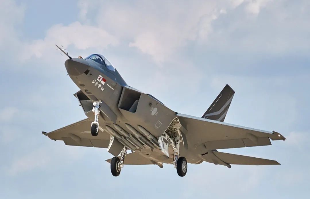 韩国四代KF-21战斗机首飞，和中国歼20对比怎么样？