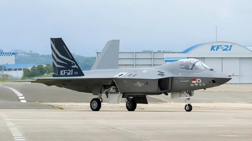 韩国四代KF-21战斗机首飞，和中国歼20对比怎么样？