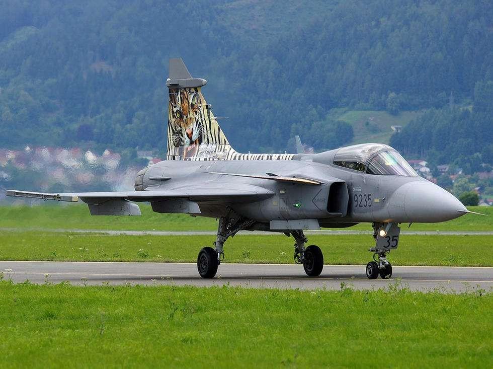 插刀盟友！美国F-35战斗机出口捷克，无形中却坑惨了瑞典
