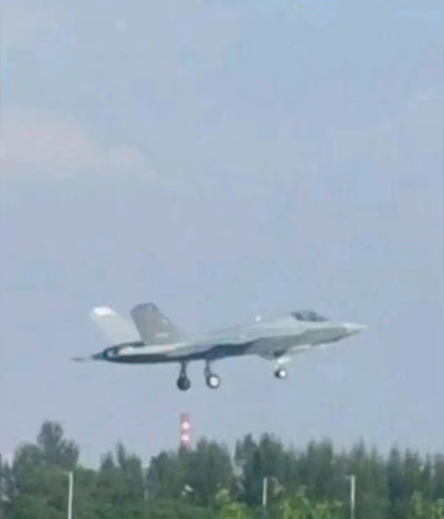 中国歼-35最新照片曝光！中外军迷热议：“一鸡四吃”可行吗？