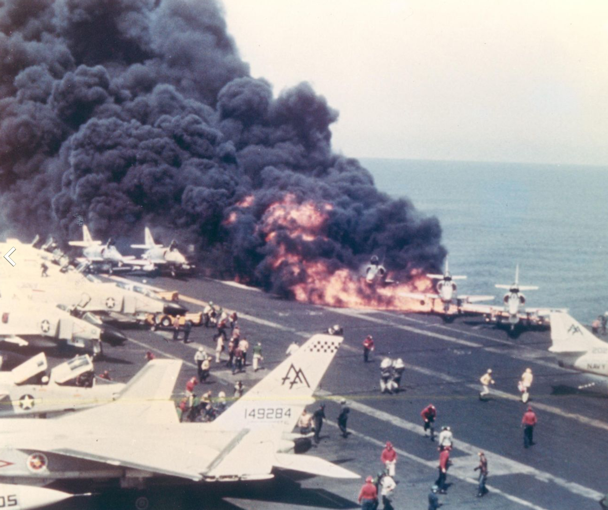 伤亡200人烧毁43架飞机！美国航母最严重的事故，是如何造成的？