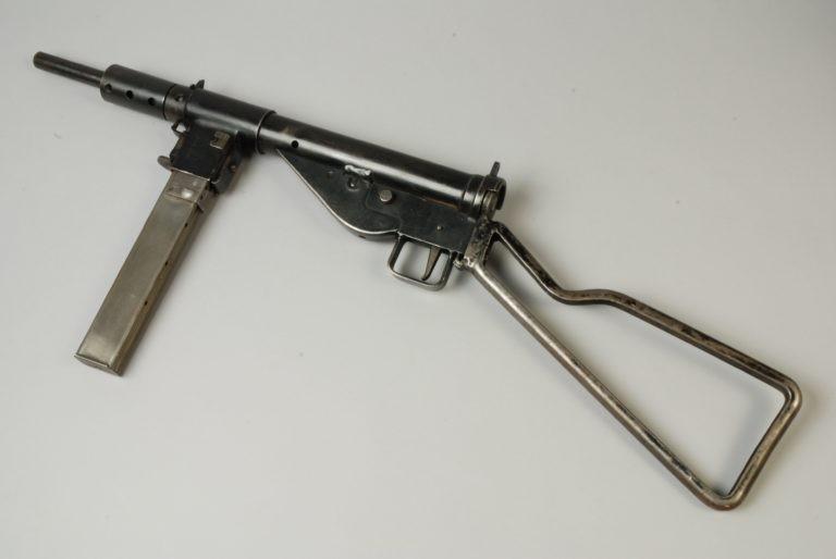 二战名枪，粗制滥造的英国斯登冲锋枪，为何能风靡世界