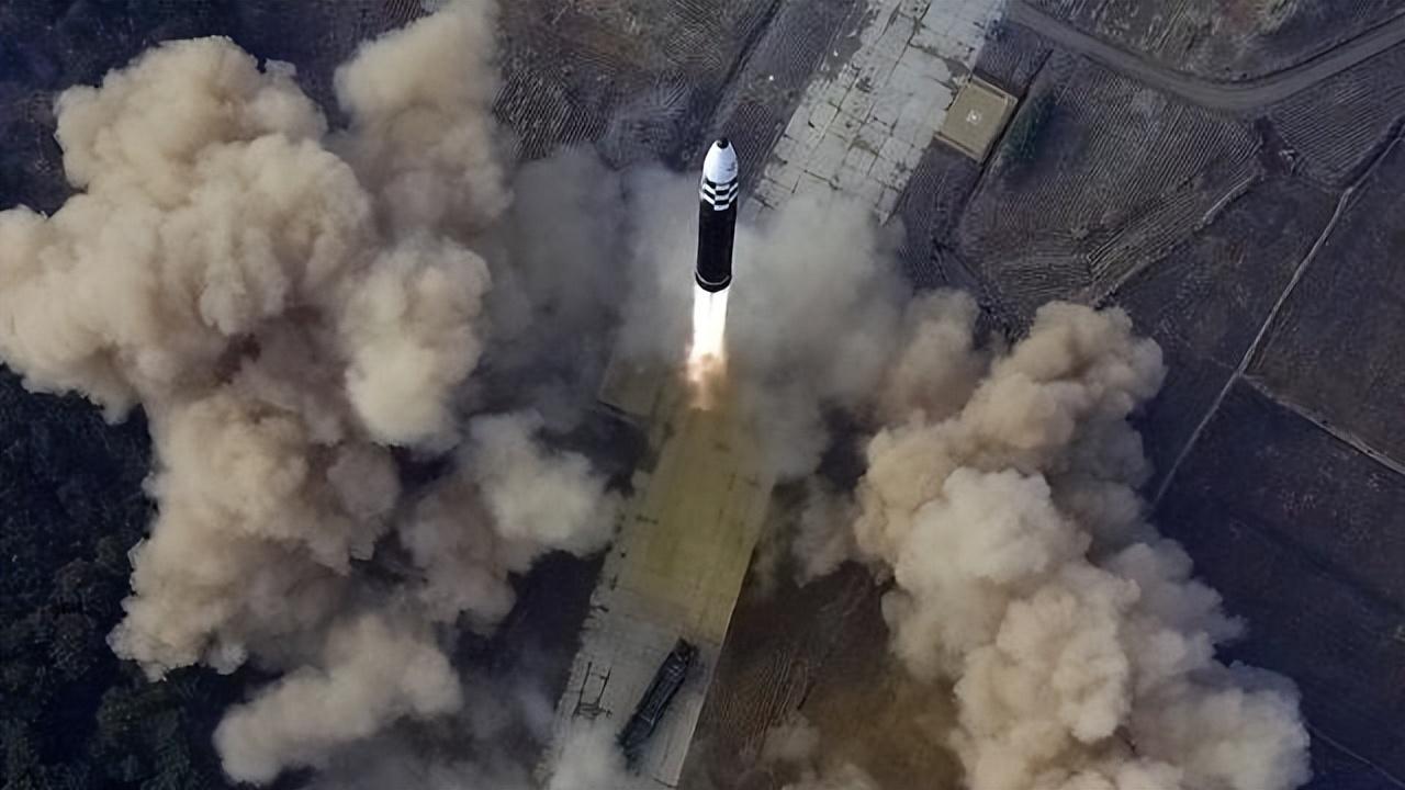 厉害了！朝鲜成功试射“火星17”洲际导弹，性能不输东风-41？