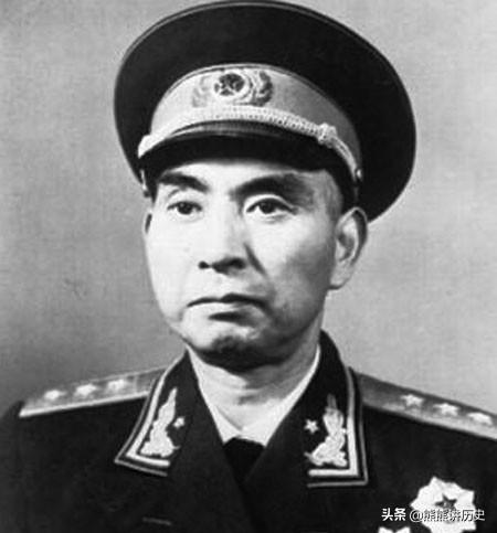 这位将领身在国外，依然被授予上将军衔，回国后任北京军区司令
