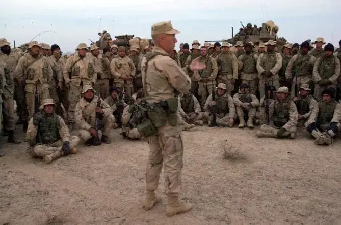 历史性一幕：最后一名美军离开阿富汗，阿富汗人开枪庆祝