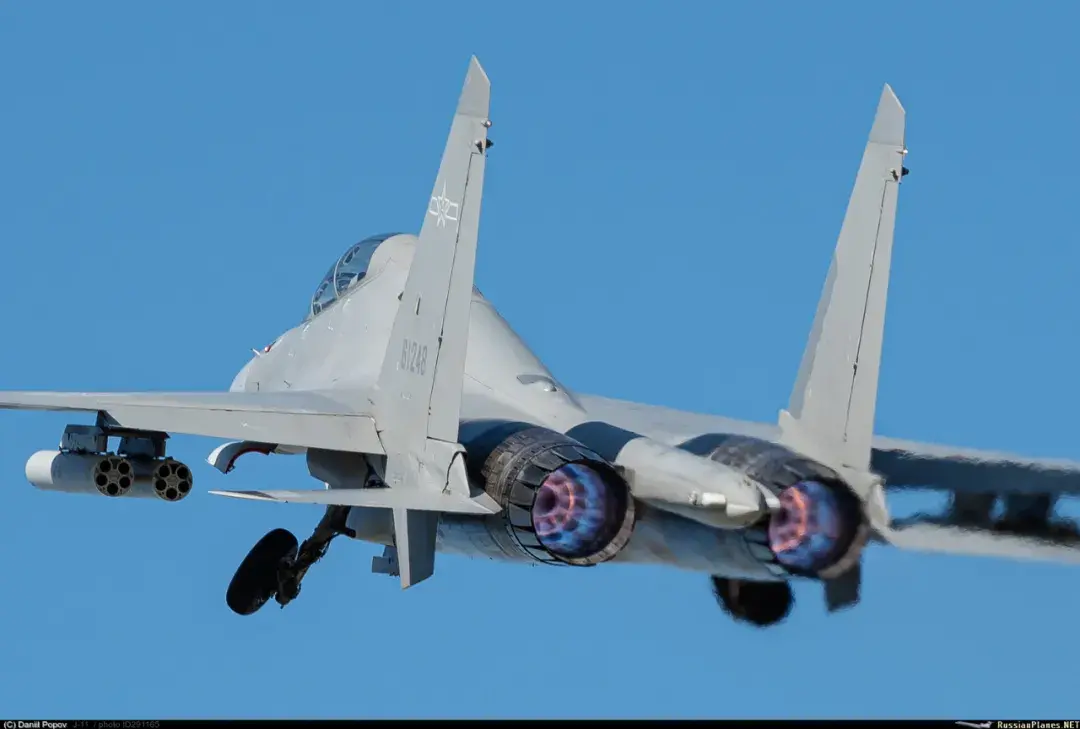 热议！中国最先进的歼-16战机，为什么挂载“火箭弹”参加比赛？