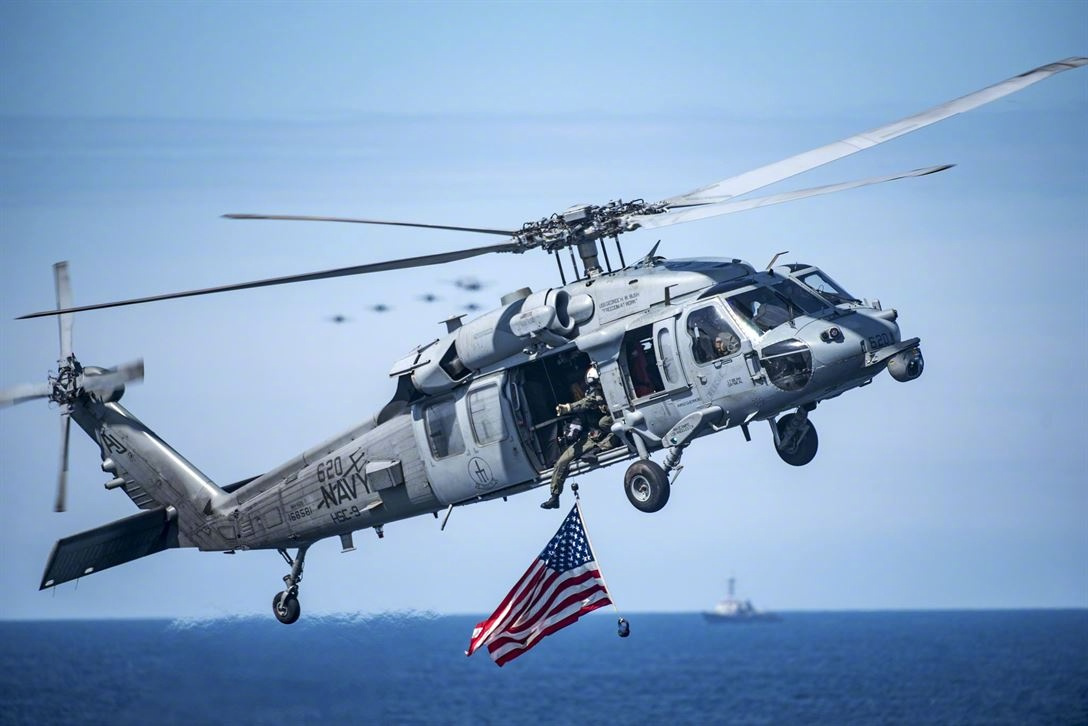 美军神秘直升机现身阿富汗，疑似隐身黑鹰直升机，暴露美军狼狈像