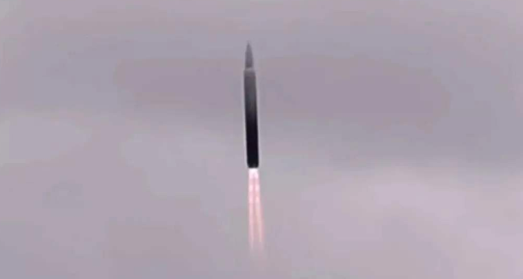 战略威慑！俄高超音速洲际导弹将投入战备，性能超过东风17