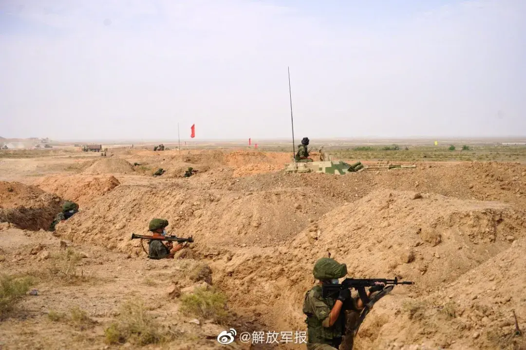 一点儿不当外人！中俄联合军演：中国拿出现役装备让俄军过足瘾