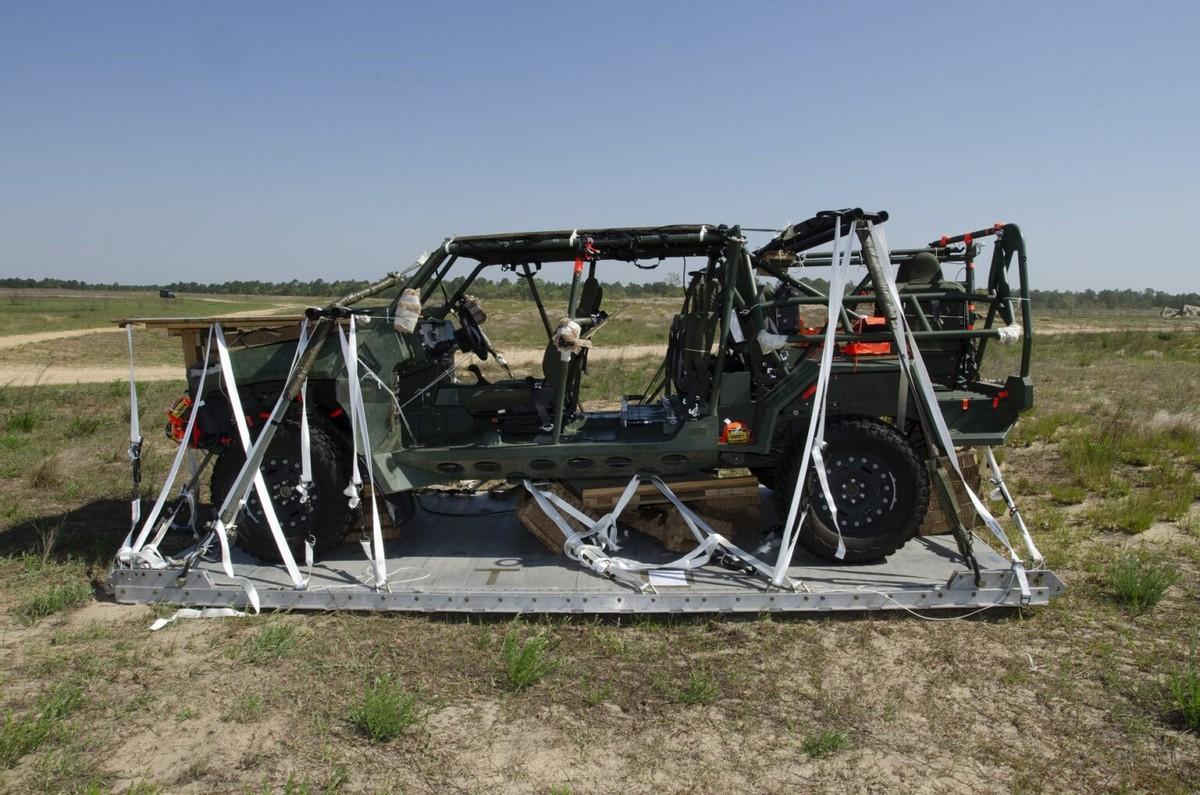 美军的新玩具，可空降的步兵突击车，民用皮卡车改造而来