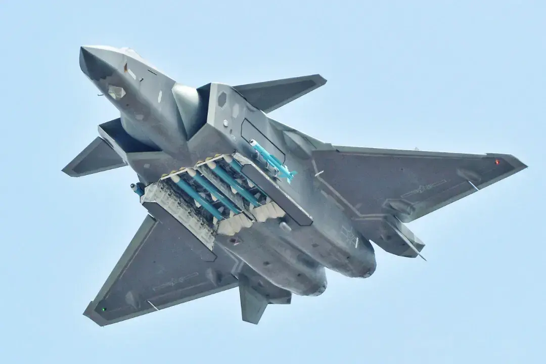 中国歼-20战机大特写曝光，与F-22、F-35、苏-57弹舱比哪家强？