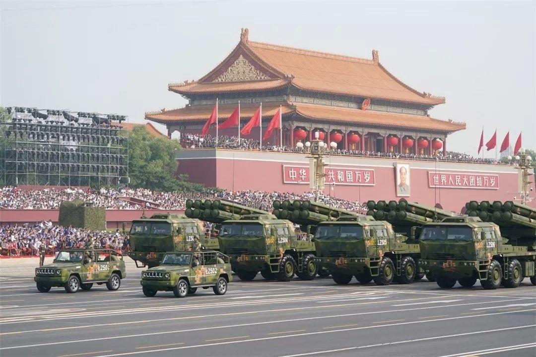 地毯式轰炸！中国最新火箭炮亮相，40根发射管世界罕见
