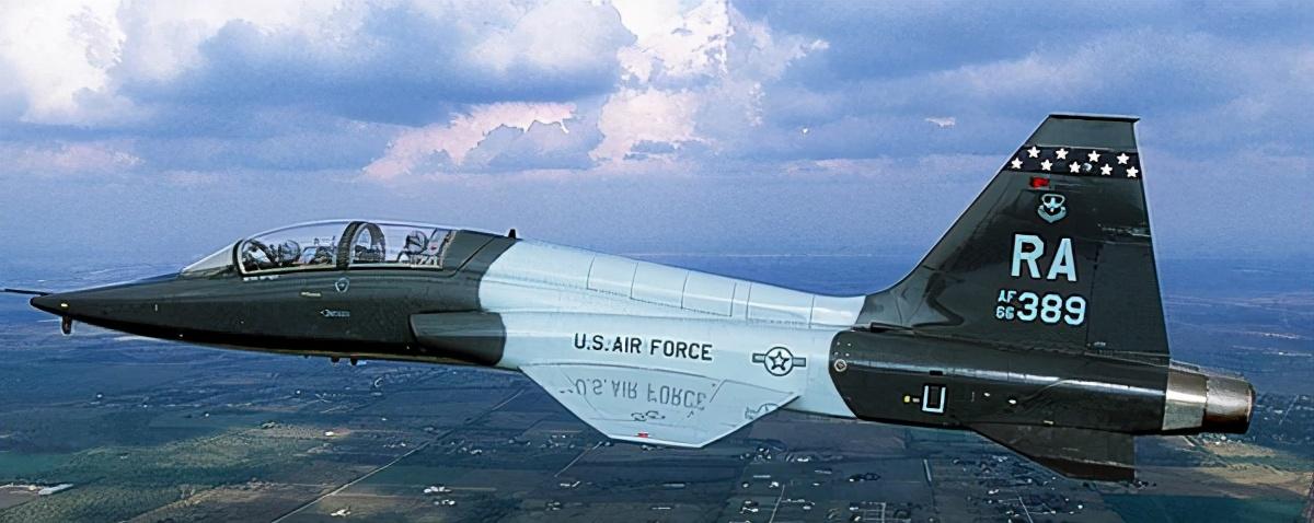 十年磨一剑，美军最新教练机投产，专为培训F22飞行员打造