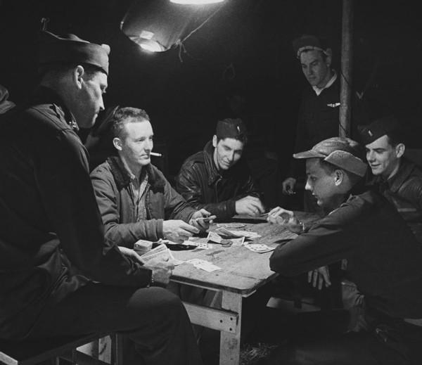 扑克牌也能救命？史上最特殊扑克牌，二战中美军战俘的救星