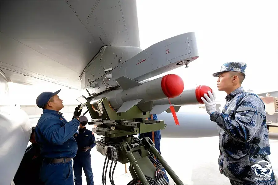 攻击力倍增！中国战机挂载灵巧弹药首曝光，空军战役进攻能力飞升