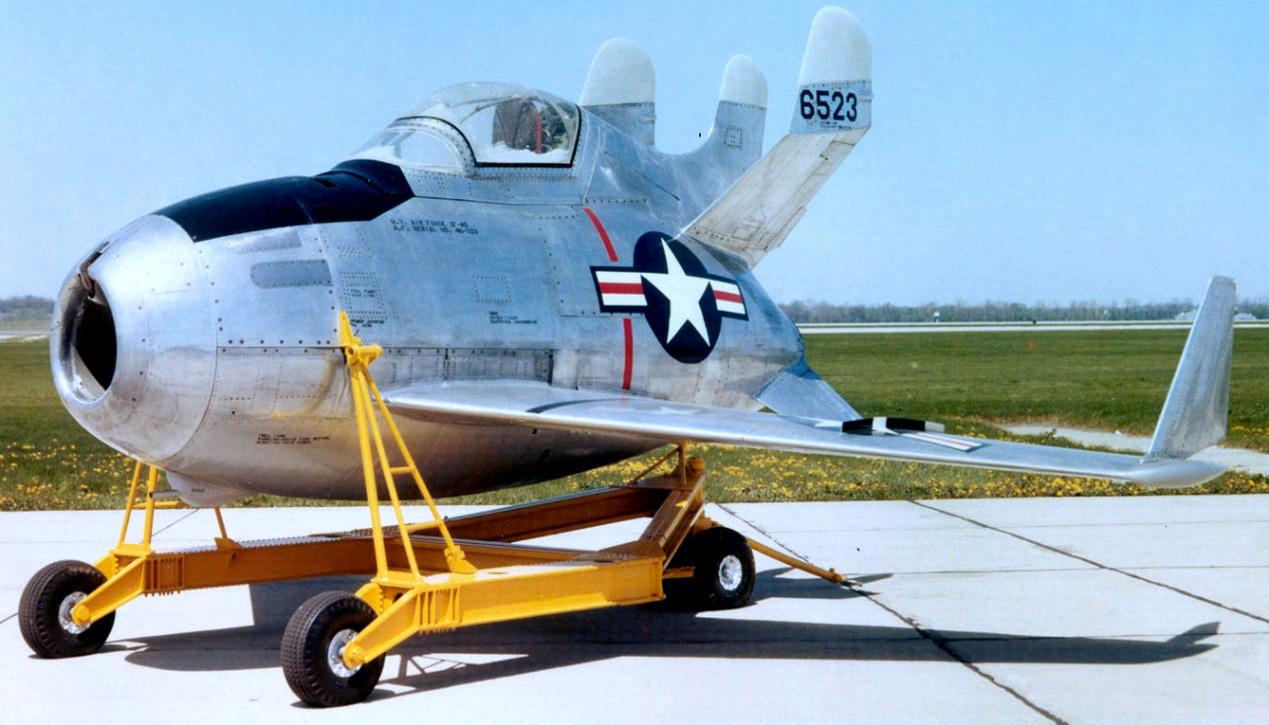 世界最小战斗机，还没一辆越野车大，想上天全靠轰炸机帮忙