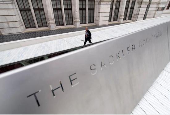 ·伦敦维多利亚和艾伯特博物馆的“萨克勒”指示名牌。
