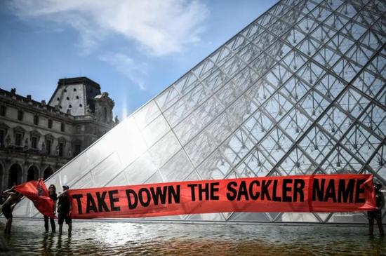  ·2019年，法国卢浮宫外“移除萨克勒”的抗议标语。