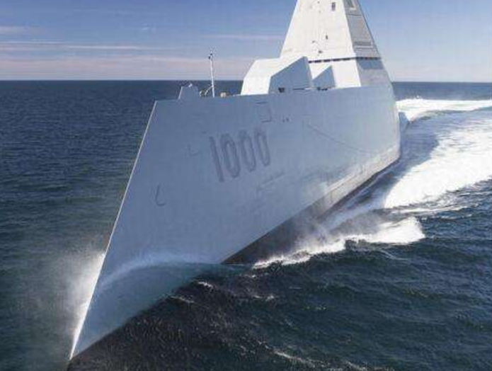 太不容易，美军科幻战舰终于形成战斗力，面对055还够看吗