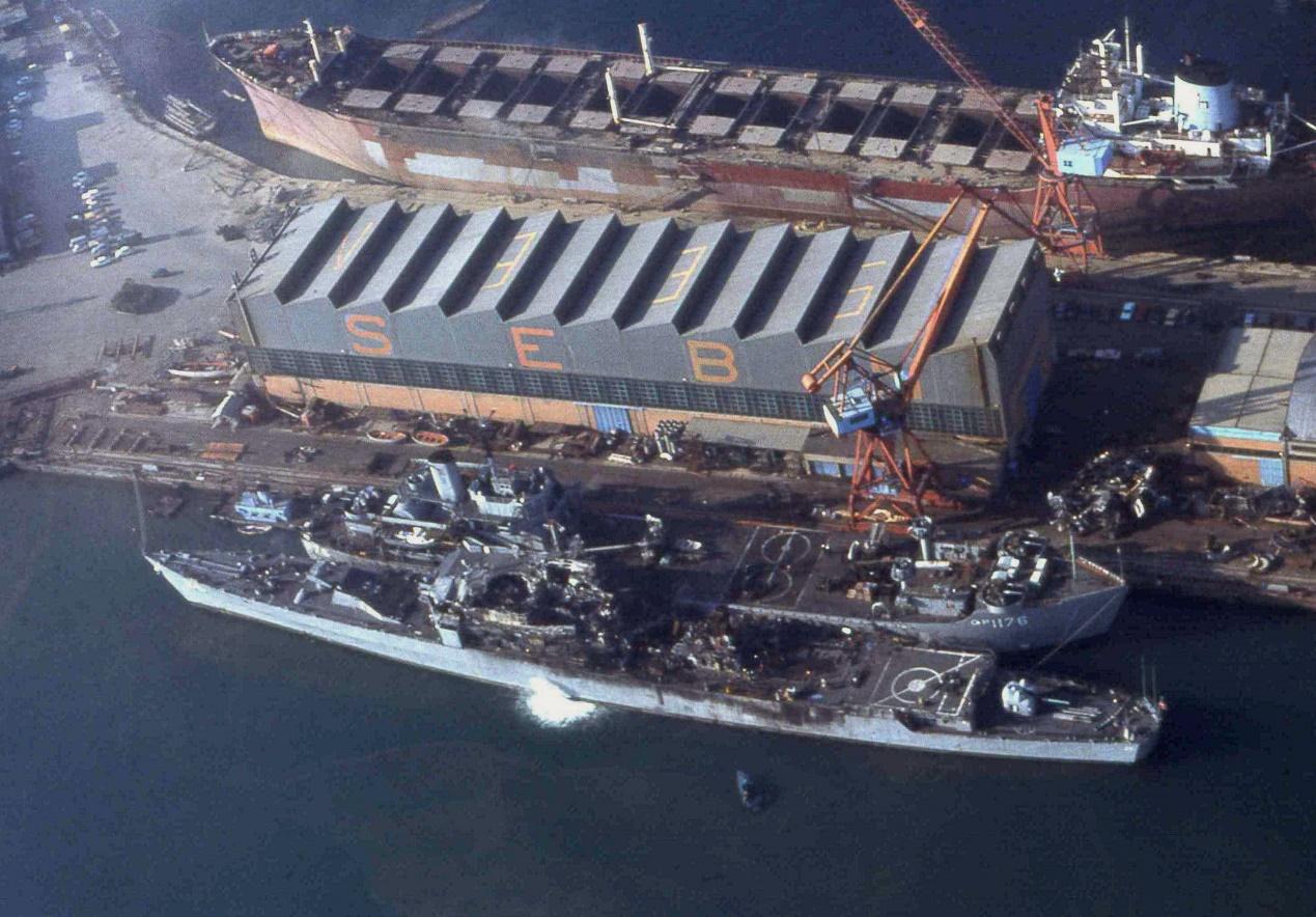 吨位碾压，美军巡洋舰撞上自家航母，巡洋舰被撞成垃圾场