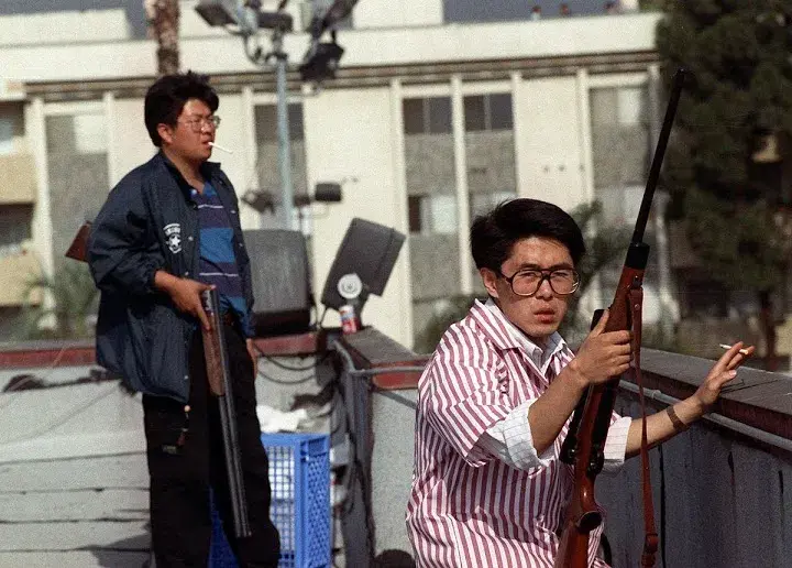 一万次退让，不如一次铁拳爆锤！在美华人持枪组团捍卫自己的家