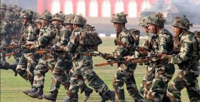 印度边防军开心换新枪，子弹比中国95步枪大了一圈，95还能应对吗