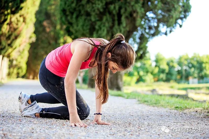 跑步经常受伤？几个平板撑动作，帮你提高肌力让健身更安全