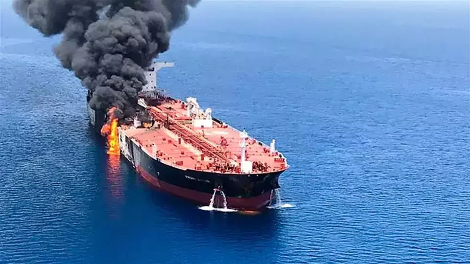 两艘油轮突遭袭击！美国说伊朗干的！伊朗说我没有！谁嫌疑最大？