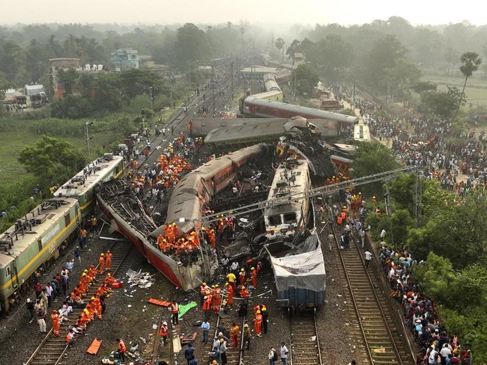 当地时间6月3日，无人机拍摄的救援人员在印度东部奥里萨邦巴拉索尔地区列车事故现场工作。图片来源：美联社