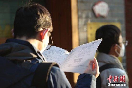  资料图：一名考生拿着资料在复习。中新社记者 刘力鑫 摄