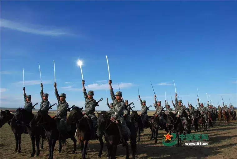 中国骑兵连端95步枪冲锋！怎么都2019年了解放军还有骑兵？
