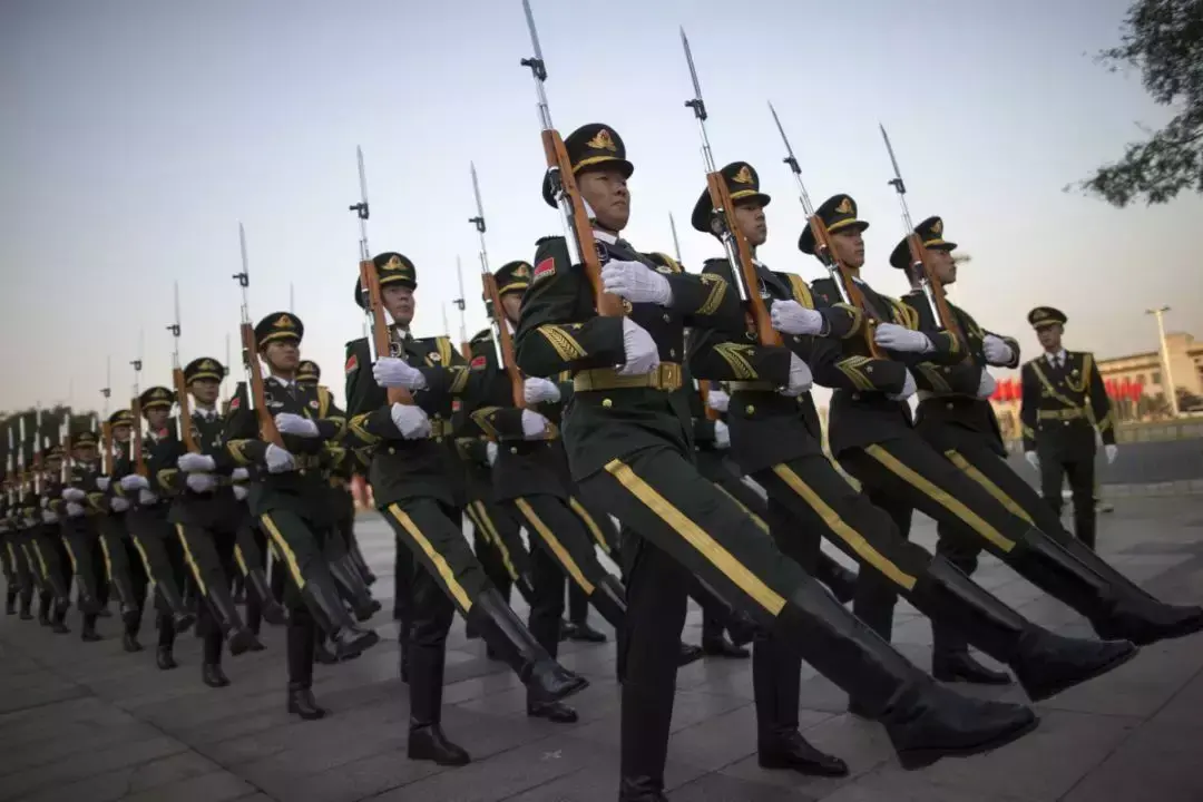 中国仪仗队银光闪闪的帅气56半，到底能不能发射？