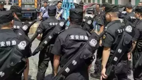中国警察身背“大宝剑”巡逻！为啥民警现在都爱用古代冷兵器？