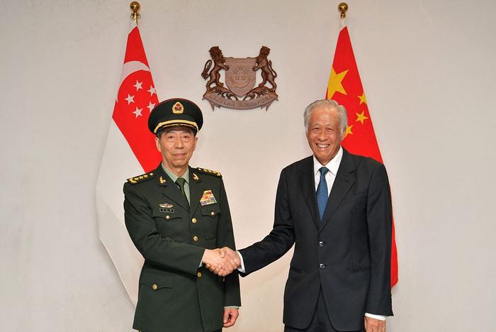 当地时间2023年6月1日，新加坡，中国国务委员兼国防部长李尚福（左）与新加坡国防部长黄永宏（右）会面时握手。