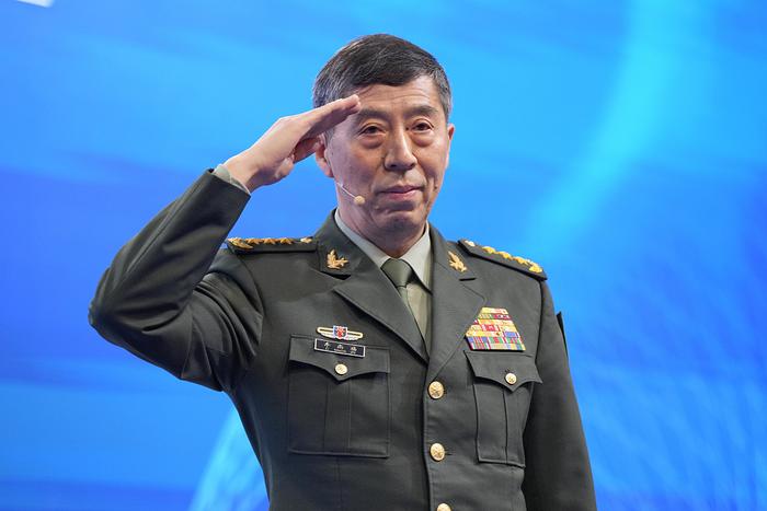 当地时间2023年6月4日，新加坡，中国国务委员兼国防部长李尚福在香格里拉对话会上发表演讲前致意。