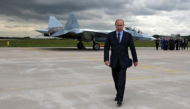 俄罗斯隐形战机再获总统力挺：普京乘专机视察，6架苏-57护航