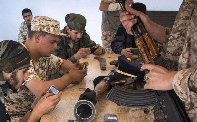 边打仗边吃鸡，实战游戏两不误，利比亚士兵爱上中国手游