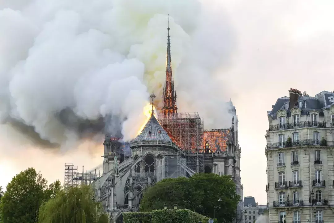 巴黎圣母院突发大火！熬过二战却毁于装修，有游戏竟能帮忙重建？