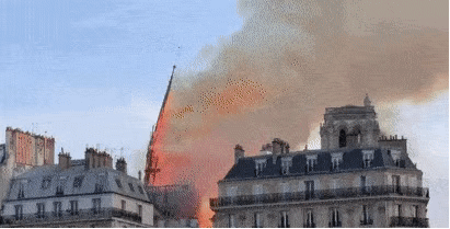 巴黎圣母院突发大火！熬过二战却毁于装修，有游戏竟能帮忙重建？