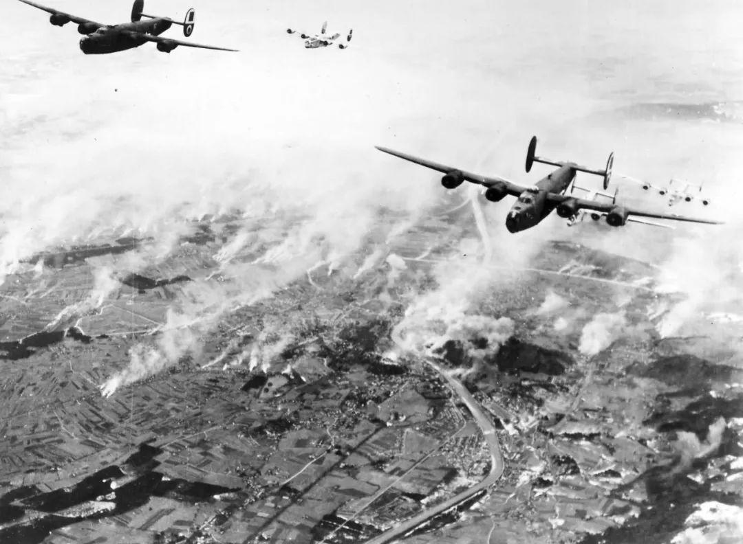 二战美军上将命丧自家轰炸机之手，为何让美国装甲兵们拍手称快？