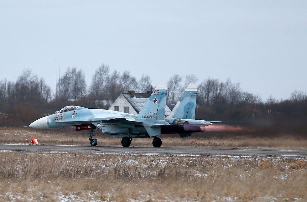 俄军苏-27出击火爆拦截美军机，"巴伦支海手术刀"或再次上演？