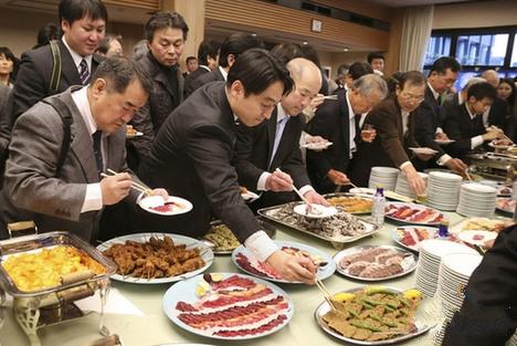 多行不义必自毙，鲸鱼前来报仇，撞击日本游轮，超过80人受伤