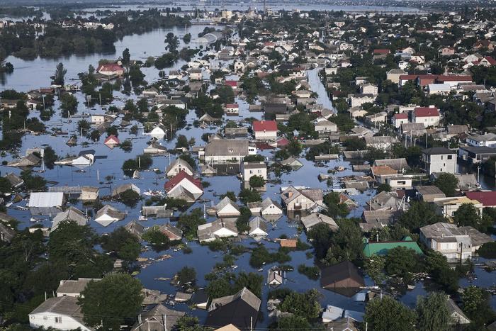 ↑6月7日，赫尔松地区，卡霍夫卡大坝爆炸后，街道被洪水淹没 图据视觉中国