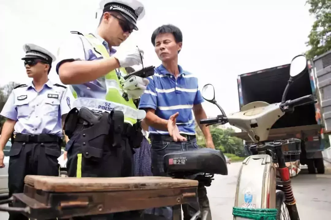 中国交警开始配发专用92G手枪，看看哪个无名小卒还敢猖狂？