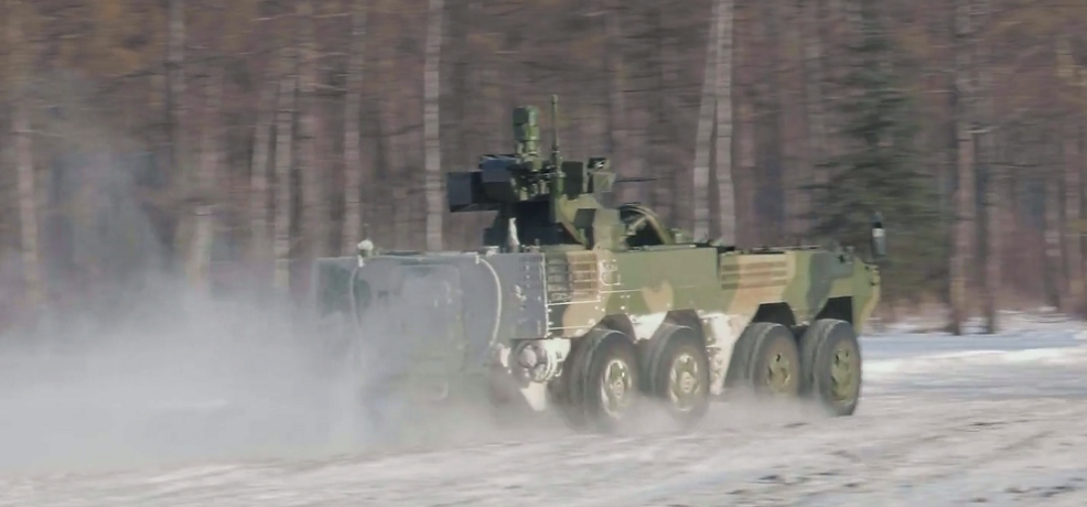 解放军测试新型八轮装甲车，配备坦克级别105毫米火炮，凶悍无比