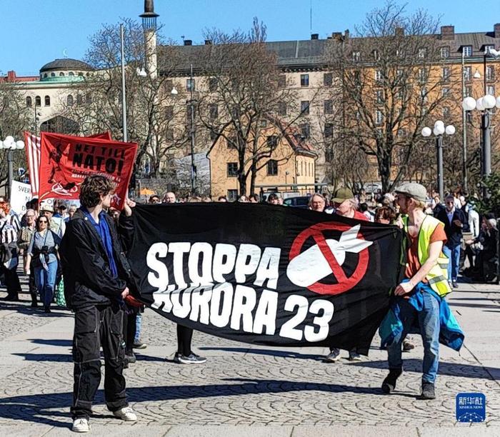 ▲当地时间2023年4月22日，人们在瑞典斯德哥尔摩参加反北约、反军演抗议活动。图/新华社