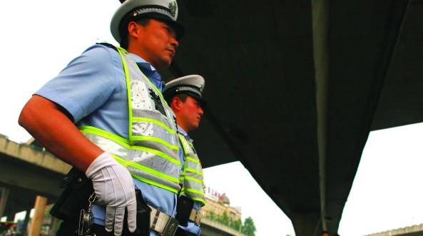 中国交警配发专用手枪，哪个无名小卒还敢猖狂