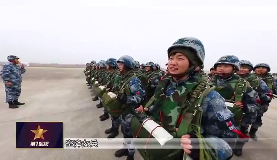 中国女兵高空跳伞画面爆燃！为什么女兵也要训练这一高难课目？