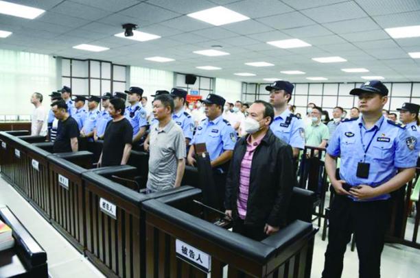 图为李平等人在岳阳市中院受审。韩爽 摄